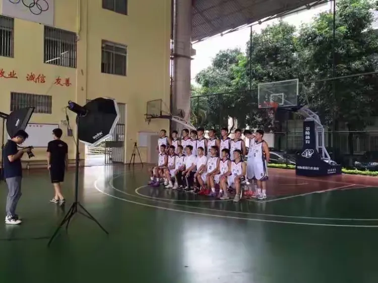 爱游戏-中国台北战神队啦啦队员为球队加油，与球迷互动活跃气氛(台湾啦啦队 bboom)